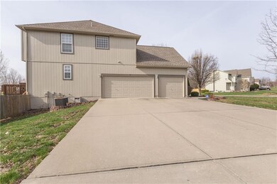 605 Roanke Dr, Raymore, MO 64083 - photo 3