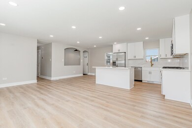 SPACIOUS BRIGHT LIVING ROOM OPEN TO THE LARGE EAT