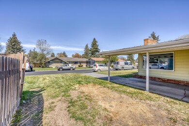 1022 SW 13th St, Redmond, OR 97756 - photo 3