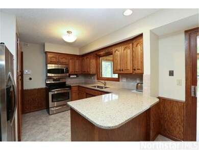 Updated kitchen in 2008! Silestone countertops, st