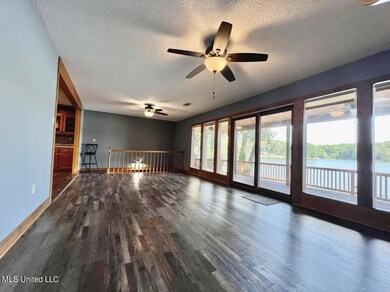 8843 HF living area