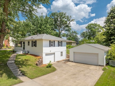 331 N Ellen St, Cedar Falls, IA 50613 - photo 2