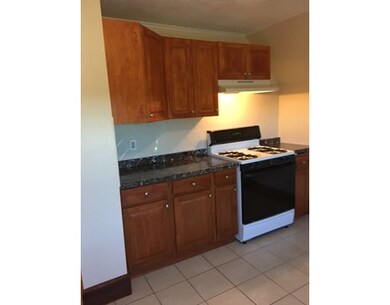 82 Grand St unit 3rd Floor, Lowell, MA 01851 - photo 3