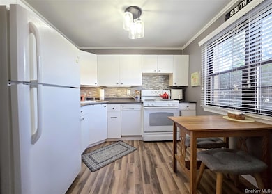 324 Mariners Way, Copiague, NY 11726 - photo 5