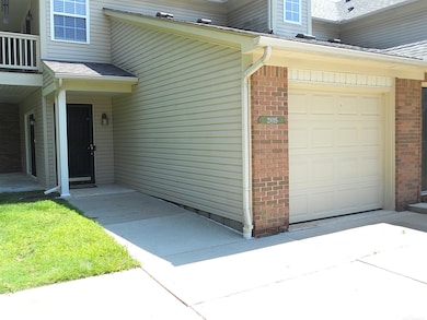 21015 Cooper Dr unit 28, Macomb, MI 48044 - photo 2