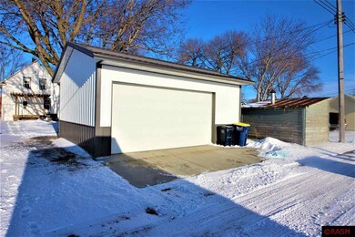 1321 N Minnesota St, New Ulm, MN 56073 - photo 3
