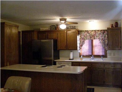 In the kitchen all major appliances stay