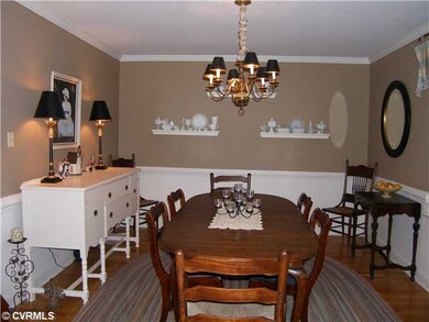 Dining Room - Formal Dining Rm/Hardwood Floor,Crow