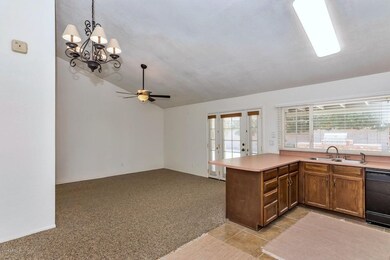 3959 W Corrine Dr-large-006-6-KitchenFam