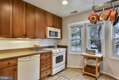 9947 Capperton Dr, Oakton, VA 22124 - photo 7