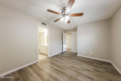 010-photo-main-bedroom-11538577