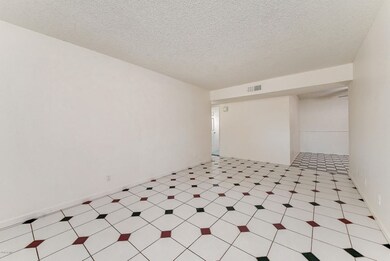 106-FrontRoom_1