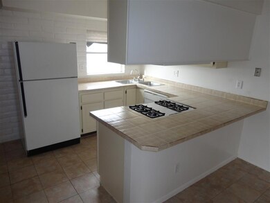 Kitchen With Breakfast Bar & Full Applia