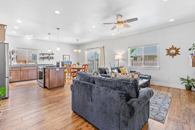 262 Samuel Ln Loop Rd, Phoenix, OR 97535