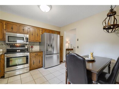 Granite counters, stainless appliances