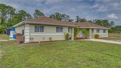 Ranch-style home with a shingled roof, a front law