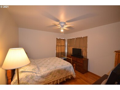 732 E 18th St, the Dalles, OR 97058 - photo 4