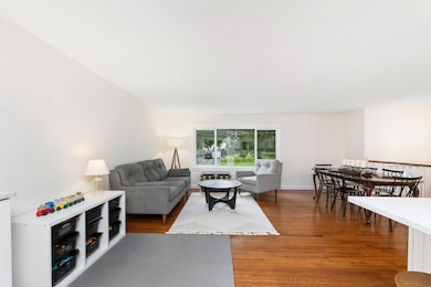 6 LIVING ROOM