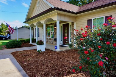 137 E Debbie Ln, Statesville, NC 28625 - photo 3