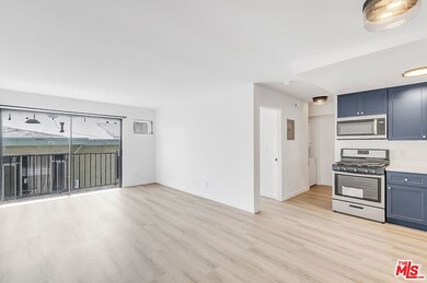 134 N Mariposa Ave unit 211, Los Angeles, CA 90004 - photo 2