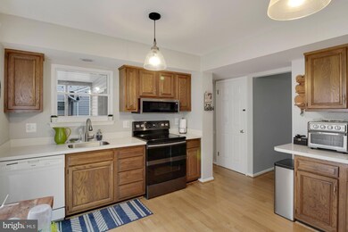 9413 Glen Ridge Dr, Laurel, MD 20723 - photo 5