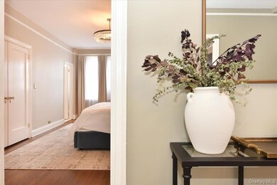 Wychwood unit 6-D, Great Neck, NY 11021 - photo 2