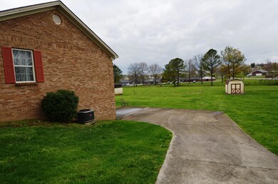 841 E Lexington St, Harrodsburg, KY 40330 - photo 5