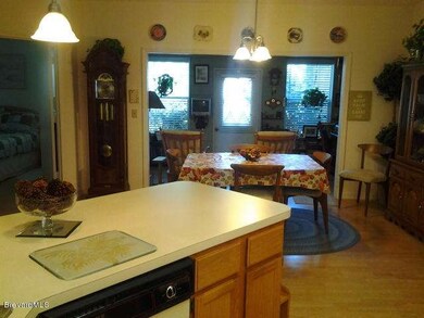 KITCHEN DINING DEN