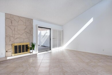 Livingrm_Fireplace Vaulted citruscourt-l