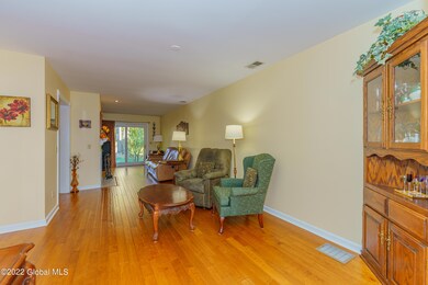 7102 Suzanne Ln, Schenectady, NY 12303 - photo 5