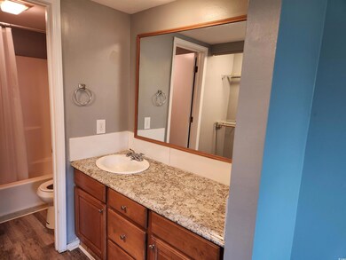 Full bathroom with toilet, vanity, shower / bath c