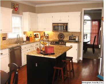 Beautiful kitchen with Granite and harwoods!
