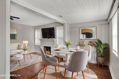 Dining Area* Virtually staged*