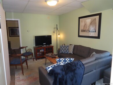 33 Deer Park Ave unit 27 C, Babylon, NY 11702 - photo 4