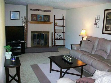Living Room Vent free fire place with mantel and h