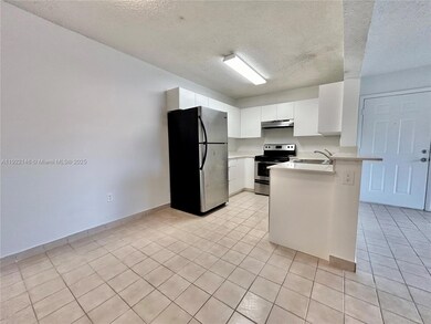 301 Palm Way unit 104, Pembroke Pines, FL 33025 - photo 2