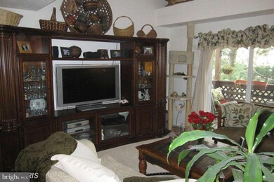 10008 Oakton Terrace Rd, Oakton, VA 22124 - photo 4