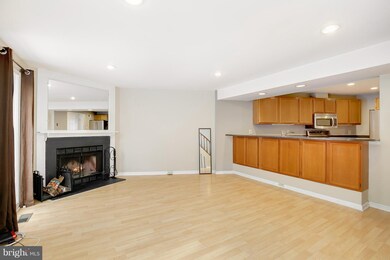 11928 Redtree Way, Reston, VA 20194 - photo 5