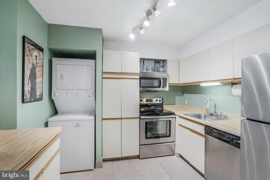 Lakeside Plaza Condominium unit 815, Baileys Crossroads, VA 22041 - photo 4