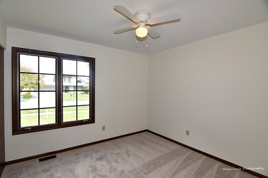 1110 Emerald Dr, Aurora, IL 60506 - photo 4