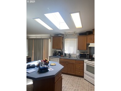 428 Weaver Ave, Myrtle Creek, OR 97457 - photo 4