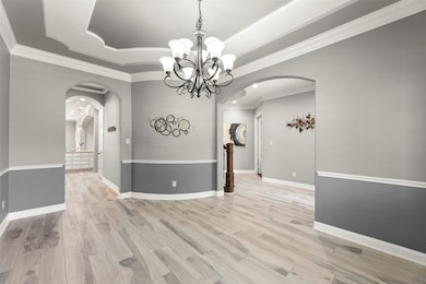 Elegant Formal Dining Room to Enjoy Meals with you