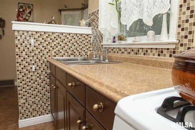 915 N Division St, Davenport, IA 52804 - photo 5