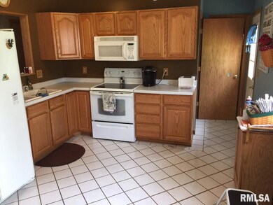 4216 Warren St, Davenport, IA 52806 - photo 4