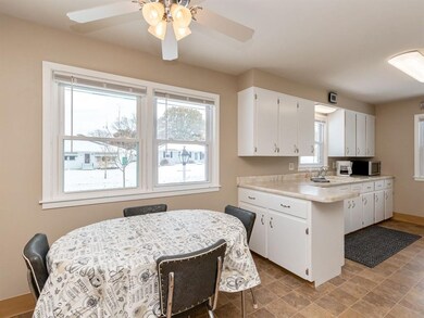 348 30th St NW, Cedar Rapids, IA 52405 - photo 2