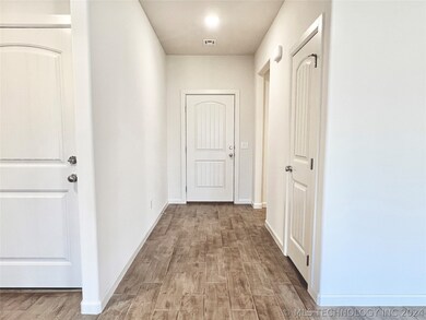 907 SE 2nd St, Pryor, OK 74361 - photo 3