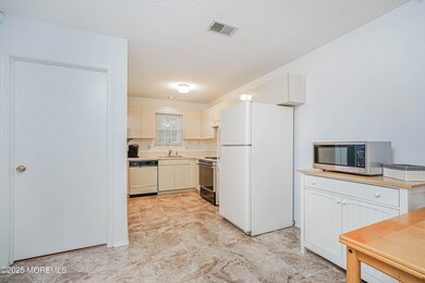 13 Gatley Close unit 1000, Freehold, NJ 07728 - photo 6