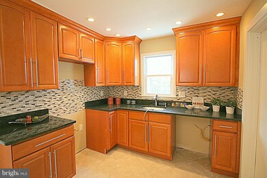 2400 Kent Village Dr, Hyattsville, MD 20785 - photo 5