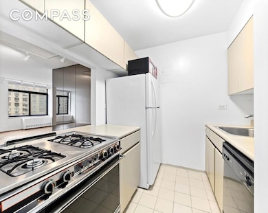 The Kingsley unit 807, New York, NY 10021 - photo 3