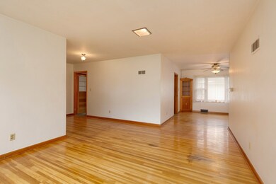 1018 W 1 St, Cedar Falls, IA 50613 - photo 3